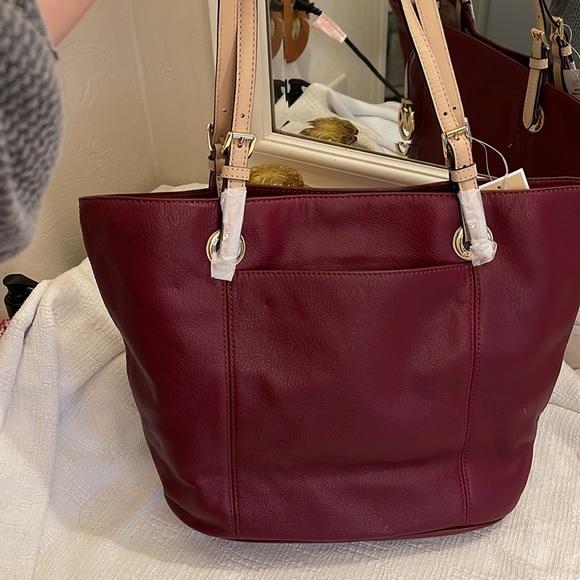 MICHAEL KORS -Jet Set Leather large tote in Claret red- NWT - Picture 2 of 12